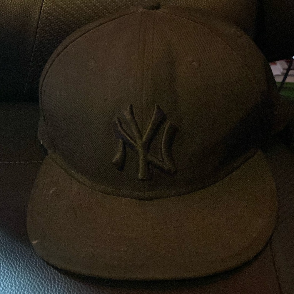 fitted black yankees hat